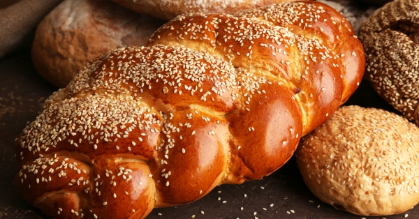 חלה שמספרת סיפור: הסמליות מאחורי הקליעה והטעמים שחוצים עדות