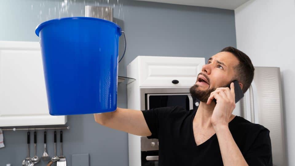 נזילה בבית