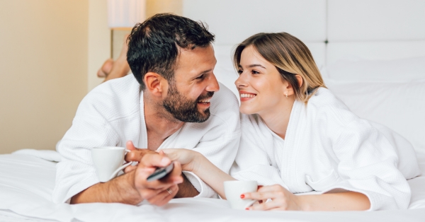 איך לדבר עם בן זוג על מה שאני באמת רוצה במיטה? מדריך עדין ומדויק