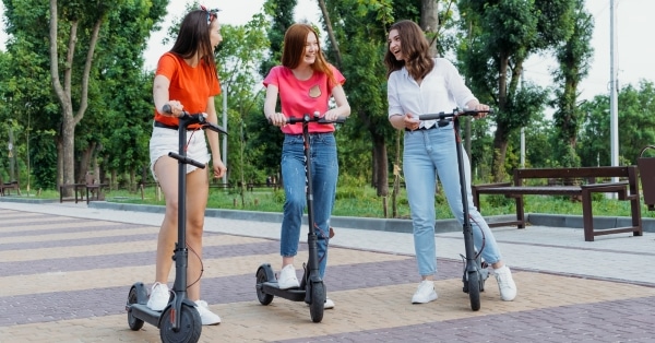 חברות נשים משתמשות בקורקינט חשמלי
